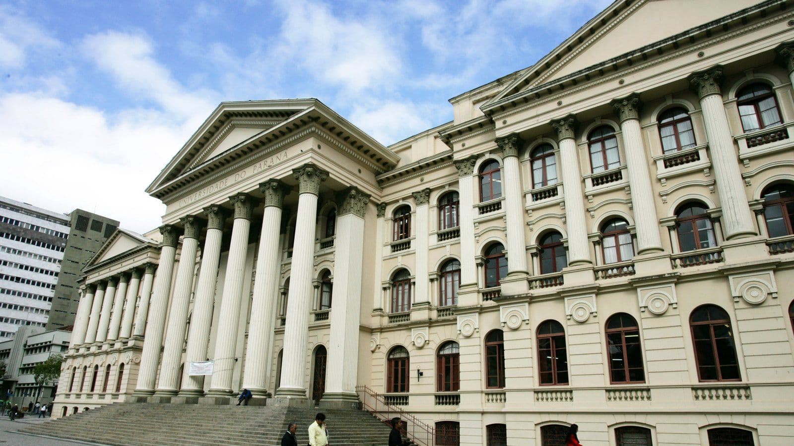 Prédio histórico da Universidade Federal do Paraná, em Curitiba, com colunas, frontão e escadaria voltados para a Praça Santos Andrade